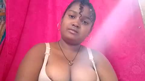 Snapshot of queen01love chatting on November 2025 05:08:02 AM queen01love online show from November 2025 05:08:02 AM