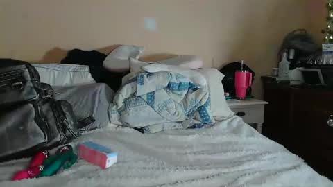 Snapshot of queenb9876 chatting on April 2026 05:43:01 AM mzonethickchick online show from April 2026 05:43:01 AM