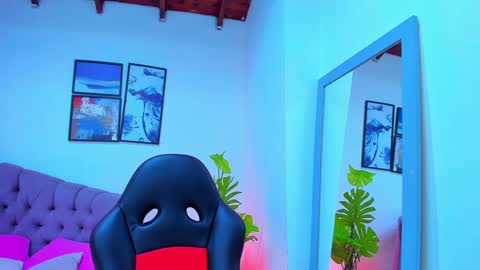 Queen online show from February 2025 01:23:01 AM