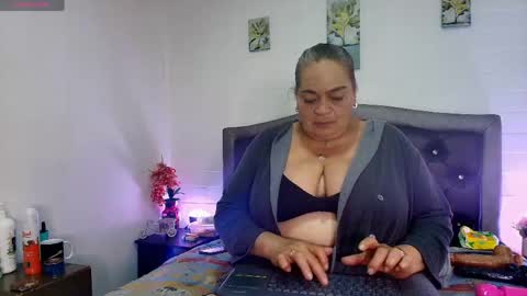Snapshot of queenmature chatting on May 2026 01:05:02 PM VickyBoobss online show from May 2026 01:05:02 PM