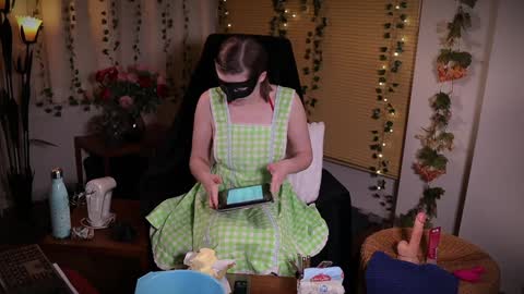 Snapshot of quinnrmonroe chatting on December 2024 04:27:02 PM QuinnMonroe online show from December 2024 04:27:02 PM