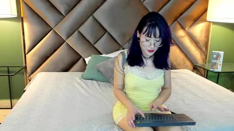 Snapshot of rache_roth chatting on April 2026 09:30:02 PM Rachel online show from April 2026 09:30:02 PM