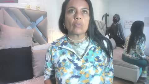 Raquel Moore  online show from November 2025 11:32:01 AM