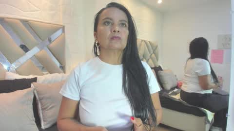 Raquel Moore  online show from January 2026 04:55:01 PM