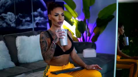 Raquelle online show from October 2025 09:30:02 AM