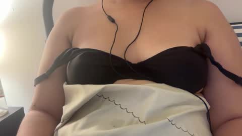 Snapshot of ravenelizabeth1 chatting on August 2026 09:04:01 AM Raven online show from August 2026 09:04:01 AM