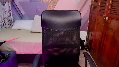 Snapshot of raylin_escobar chatting on May 2026 12:12:01 PM raylin_escobar online show from May 2026 12:12:01 PM