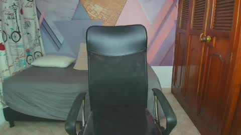 Snapshot of raylin_escobar chatting on May 2026 08:18:02 PM raylin_escobar online show from May 2026 08:18:02 PM