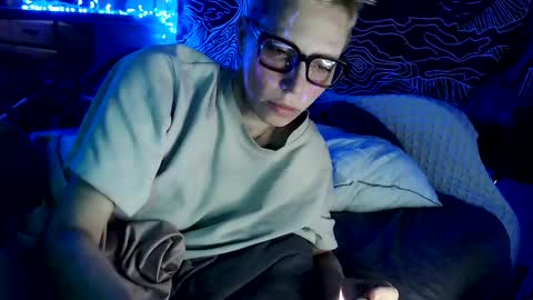 Snapshot of raziel_haze chatting on December 2024 03:55:02 AM Yrriel Strife Candy-Demon Caveboy mr. Cringe online show from December 2024 03:55:02 AM