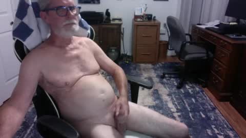 Snapshot of redbud3075 chatting on June 2026 04:06:01 AM Daddy G online show from June 2026 04:06:01 AM