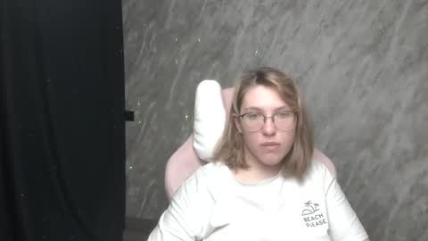 Snapshot of reginasmilee chatting on January 2025 01:56:02 AM Regina online show from January 2025 01:56:02 AM