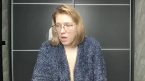 Snapshot of reginasmilee chatting on February 2025 04:24:02 AM Regina online show from February 2025 04:24:02 AM