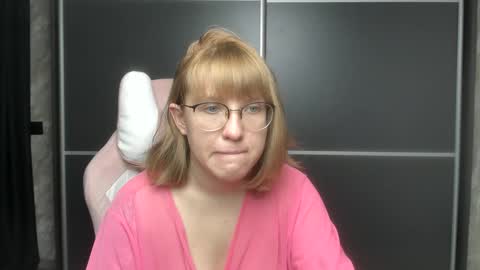 Snapshot of reginasmilee chatting on February 2025 07:40:01 AM Regina online show from February 2025 07:40:01 AM