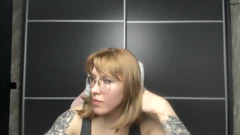 Snapshot of reginasmilee chatting on February 2025 04:03:02 PM Regina online show from February 2025 04:03:02 PM