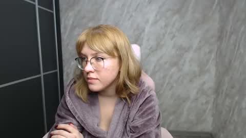 Snapshot of reginasmilee chatting on February 2025 07:01:02 AM Regina online show from February 2025 07:01:02 AM