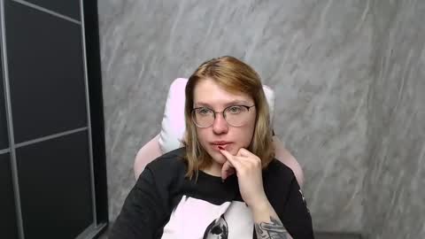 Snapshot of reginasmilee chatting on February 2025 03:12:02 AM Regina online show from February 2025 03:12:02 AM