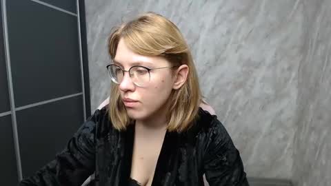 Snapshot of reginasmilee chatting on February 2025 02:42:01 AM Regina online show from February 2025 02:42:01 AM