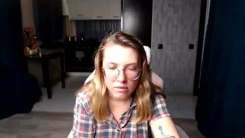 Snapshot of reginasmilee chatting on September 2025 11:49:02 PM Regina online show from September 2025 11:49:02 PM