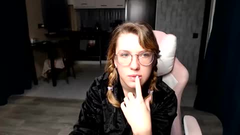 Snapshot of reginasmilee chatting on September 2025 01:18:01 AM Regina online show from September 2025 01:18:01 AM