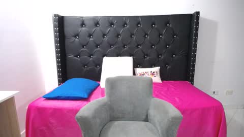 Renata Salinas online show from September 2025 11:49:02 PM