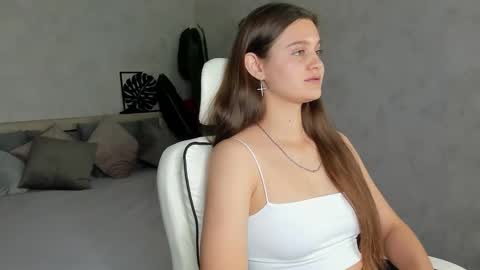 Renesmy online show from October 2025 01:05:02 AM