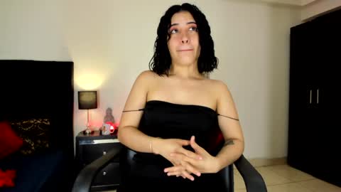 Snapshot of riley_skye_ chatting on January 2025 11:03:01 AM RAILEY online show from January 2025 11:03:01 AM