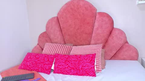 RIRI  online show from October 2025 07:56:01 PM