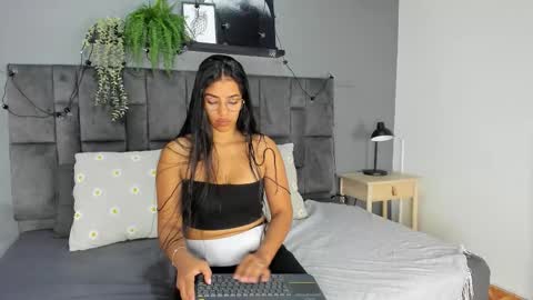 RIRI  online show from October 2025 07:36:02 PM