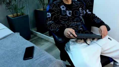 Roan Birkin online show from November 2025 07:08:02 PM