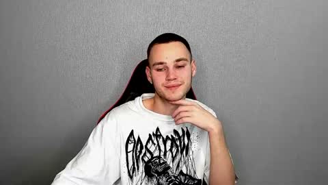 robert10211 online show from December 2025 03:43:02 PM