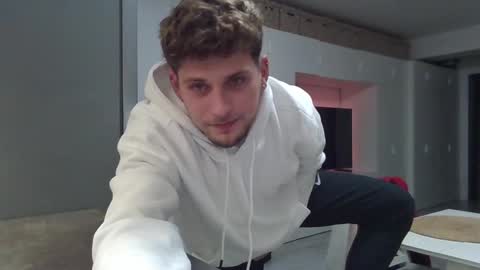 Snapshot of roberto_twink1 chatting on January 2025 04:41:01 PM Roberto online show from January 2025 04:41:01 PM