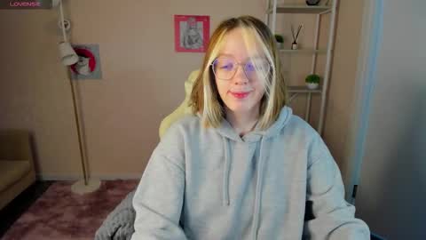 Snapshot of rockett_bunny chatting on October 2025 01:13:01 AM Rockett online show from October 2025 01:13:01 AM