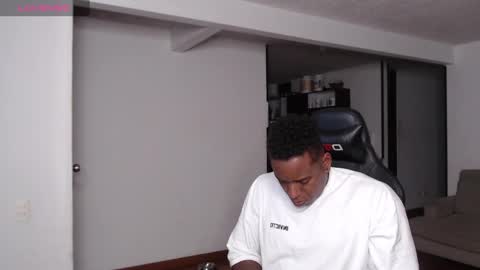 Snapshot of rogger_physique chatting on January 2025 02:08:01 AM Rogger online show from January 2025 02:08:01 AM