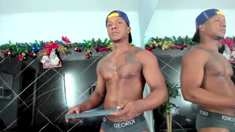 Snapshot of ronnie_777 chatting on December 2024 08:05:01 PM Ronnie 777 online show from December 2024 08:05:01 PM