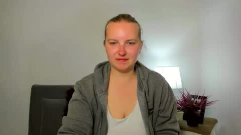 Snapshot of rosehypnotic chatting on April 2026 05:22:02 PM Rose online show from April 2026 05:22:02 PM