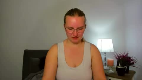 Snapshot of rosehypnotic chatting on April 2026 05:40:01 PM Rose online show from April 2026 05:40:01 PM