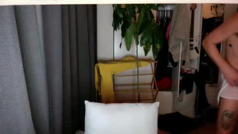 Snapshot of rosscollab chatting on November 2025 04:07:01 AM RossCollab online show from November 2025 04:07:01 AM