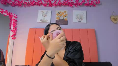 Snapshot of roxanneowens chatting on May 2026 12:12:01 PM Juliana 3 online show from May 2026 12:12:01 PM