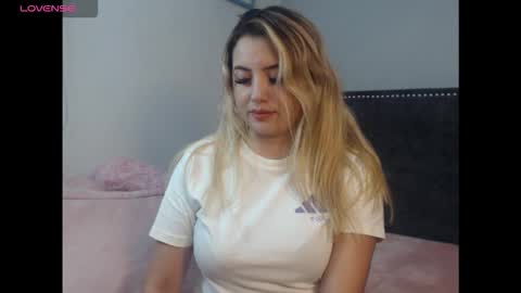 Snapshot of roxy_love21 chatting on October 2025 02:00:01 AM Rox online show from October 2025 02:00:01 AM