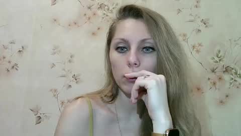 Snapshot of roxyfox18x01 chatting on February 2026 01:29:02 PM roxyfox18x01 online show from February 2026 01:29:02 PM