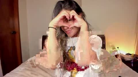 Snapshot of s_u_n_r_i_s_e_e chatting on April 2026 04:21:02 AM Leslie Beltrn online show from April 2026 04:21:02 AM