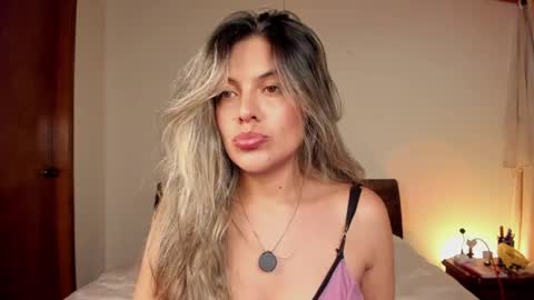 Snapshot of s_u_n_r_i_s_e_e chatting on April 2026 04:21:01 AM Leslie Beltrn online show from April 2026 04:21:01 AM