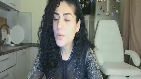 Snapshot of safari_xx chatting on November 2025 01:00:02 PM Queen online show from November 2025 01:00:02 PM