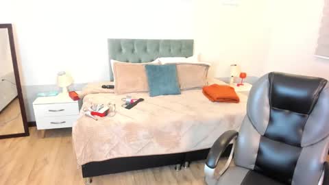 Snapshot of sam_and_molly chatting on January 2025 07:24:01 PM Sam and Molly online show from January 2025 07:24:01 PM