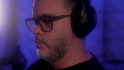 Sanders online show from October 2025 04:02:01 AM