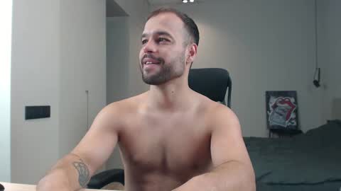 Snapshot of sandro_best chatting on May 2026 08:34:02 AM DeAlex online show from May 2026 08:34:02 AM