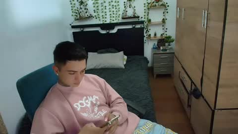 Snapshot of santi_ss chatting on May 2026 12:05:01 AM santi_ss online show from May 2026 12:05:01 AM