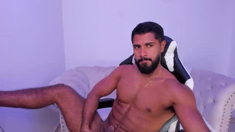 santiago_huntt online show from November 2025 01:18:02 PM