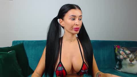 Im Sara I am happy to be here  online show from October 2025 05:01:01 PM