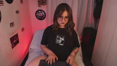 Snapshot of sarah_cuteeyes chatting on April 2026 05:03:01 AM Sara online show from April 2026 05:03:01 AM